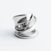 Bague sculpturale à double tour
