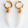 Boucles d&rsquo;oreilles créoles avec breloque en pierre