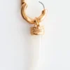 Boucles d&rsquo;oreilles créoles avec breloque en pierre