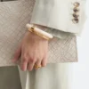 Bracelet rigide en résine et métal contrasté