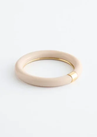 Bracelet rigide en résine et métal contrasté