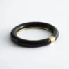Bracelet rigide en résine et métal contrasté