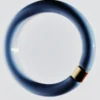 Bracelet rigide en résine et métal contrasté