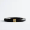 Bracelet rigide en résine et métal contrasté
