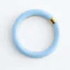 Bracelet rigide en résine et métal contrasté