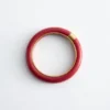 Bracelet rigide en résine et métal contrasté