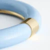 Bracelet rigide en résine et métal contrasté