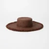 Chapeau en paille de raphia effilochée