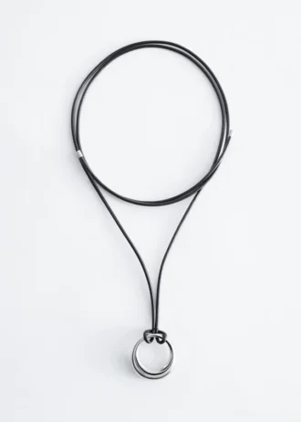 Collier en cuir avec pendentif en forme de bague