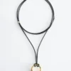 Collier en cuir avec pendentif en forme de bague
