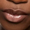 Gloss à lèvres légèrement brun