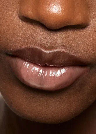 Gloss à lèvres légèrement brun