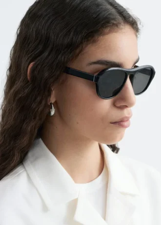 Lunettes de soleil carrées aux bords arrondis
