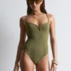 Maillot de bain à coupe triangulaire