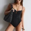 Maillot de bain à coupe triangulaire
