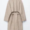 Manteau à carreaux avec ceinture à boucle