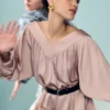 Mini-robe à col en V et cordon de serrage