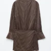 Mini-robe en satin à nouer