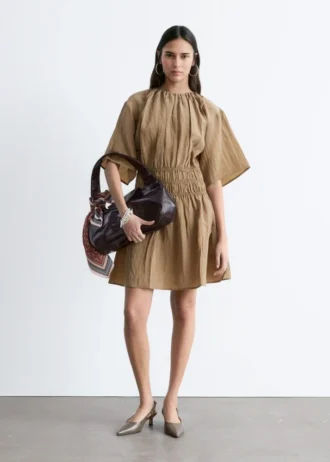 Mini-robe à manches courtes froncée
