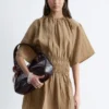 Mini-robe à manches courtes froncée