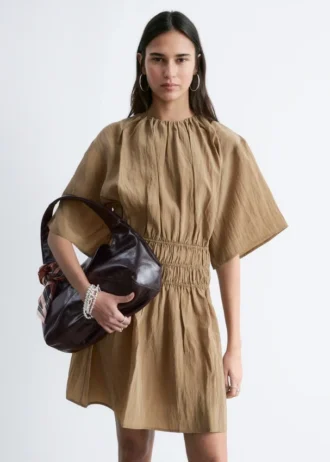 Mini-robe à manches courtes froncée
