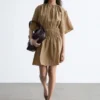 Mini-robe à manches courtes froncée