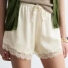 Mini-short en jacquard avec empiècement en dentelle