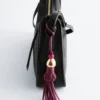 Pendentif en cuir à pompon