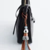 Pendentif en cuir à pompon