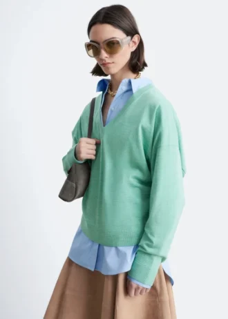 pull en laine mrinos col en v 1 2 330x462 - Pull en laine m&eacute;rinos &agrave; col en V