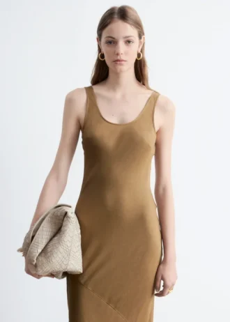 Robe midi coupée en biais