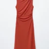 Robe midi drapée sans manches