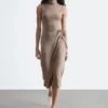 Robe midi sans manches à col roulé