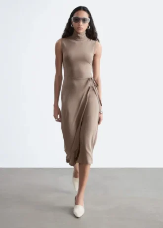 Robe midi sans manches à col roulé