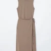 Robe midi sans manches à col roulé