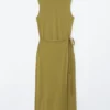 Robe midi sans manches à col roulé