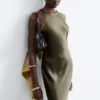 Robe midi sans manches en satin