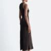 Robe midi sans manches en satin