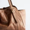 Sac bandoulière en cuir discret