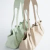 Sac bandoulière en cuir discret