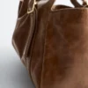 Sac bandoulière en cuir discret