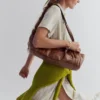 Sac bandoulière en cuir discret