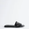 Sandales en cuir avec détails métalliques