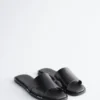 Sandales en cuir avec détails métalliques