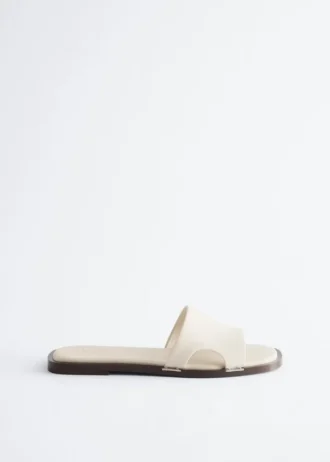Sandales en cuir avec détails métalliques