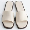Sandales en cuir avec détails métalliques