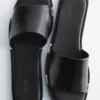 Sandales en cuir avec détails métalliques