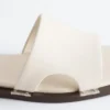 Sandales en cuir avec détails métalliques