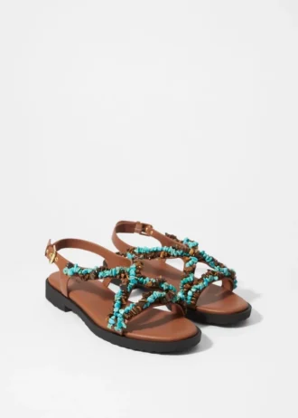 Sandales en cuir ornées de perles