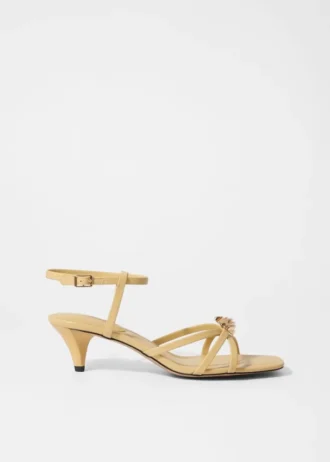 Sandales en cuir à talons ornées